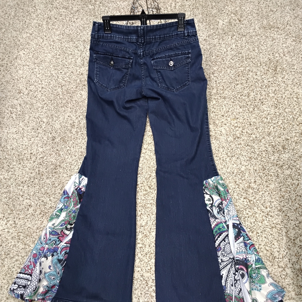 3836 Size 6 Ellie Denim Flare Jeans with Star and Paisley Accents - Picture 4 of 6